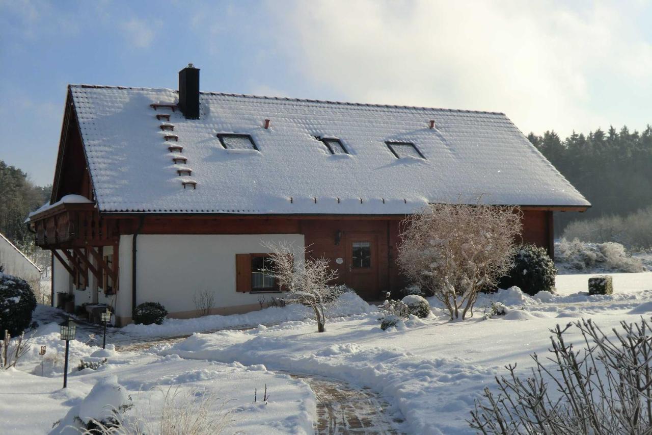 Heumanns Blockhaeuser Am Wald Hotel Pottenstein Exterior photo